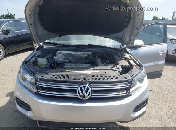 WVGAV7AX4JK001860 2018 VOLKSWAGEN TIGUAN Серебряный Вид сзади