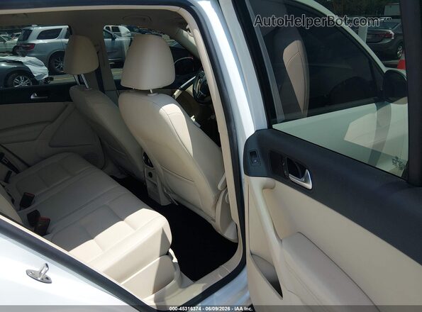 WVGAV7AX5HK023280 2017 VOLKSWAGEN TIGUAN White Widok naklejki z numerem VIN