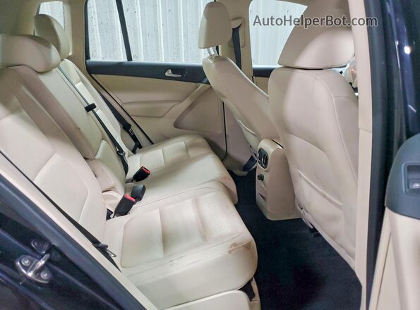 WVGAV7AX8HK005128 2017 VOLKSWAGEN TIGUAN Black Widok tylnych siedzeń