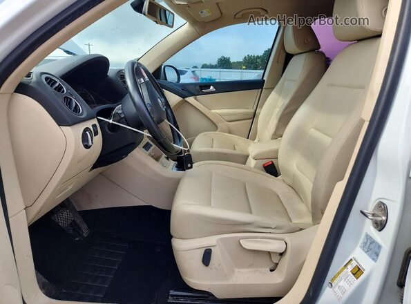 WVGAV7AX8HK027467 2017 VOLKSWAGEN TIGUAN White 