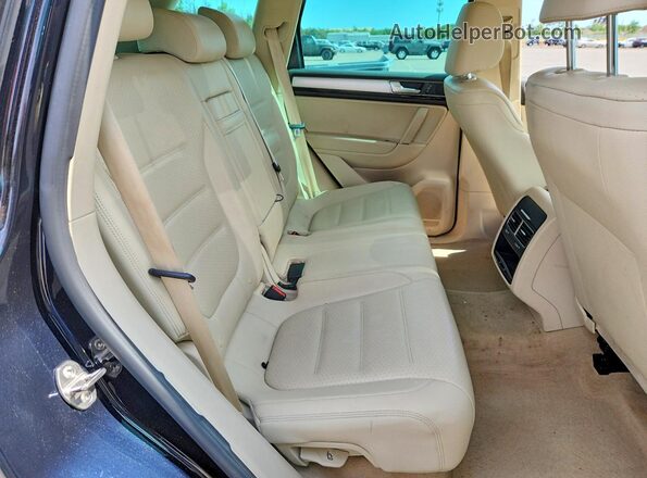 WVGEF9BP0GD010206 2016 VOLKSWAGEN TOUAREG Черный Вид задней части салона