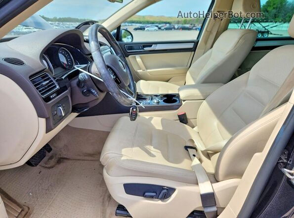 WVGEF9BP0GD010206 2016 VOLKSWAGEN TOUAREG Черный Вид салона спереди