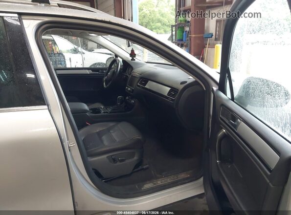 WVGEF9BP2GD004200 2016 VOLKSWAGEN TOUAREG Серебряный 