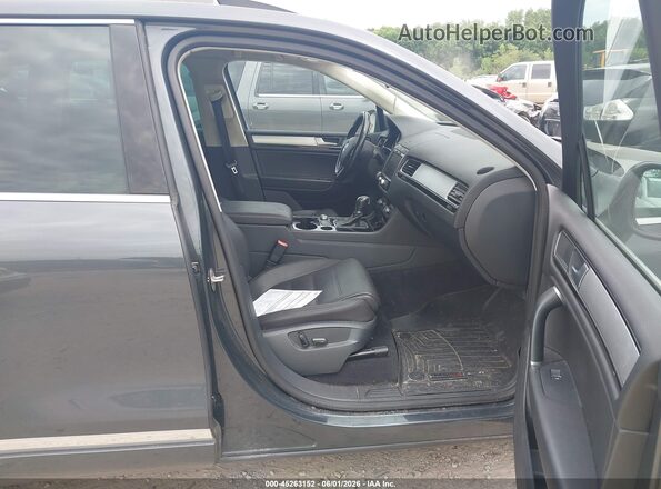 WVGEF9BP2GD010336 2016 VOLKSWAGEN TOUAREG Black Front interior view