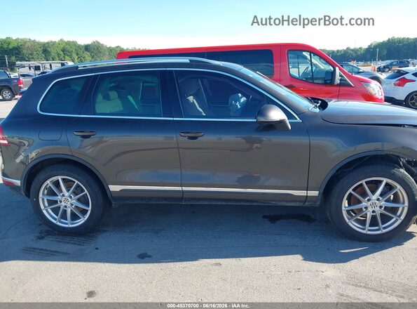 WVGEF9BP3GD008174 2016 VOLKSWAGEN TOUAREG Gray უკანა სალონის ხედი