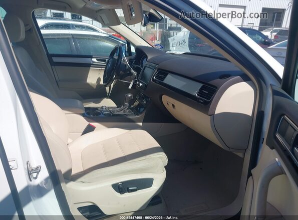 WVGEF9BP3GD012693 2016 VOLKSWAGEN TOUAREG White Вид салону спереду