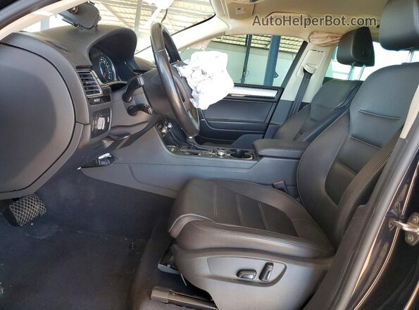 WVGEF9BP4GD009916 2016 VOLKSWAGEN TOUAREG Black Front interior view