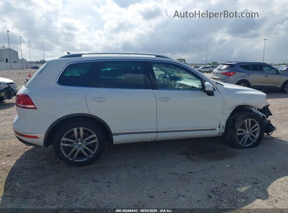 WVGEF9BP7GD001146 2016 VOLKSWAGEN TOUAREG White Սալոնի հետևի տեսք