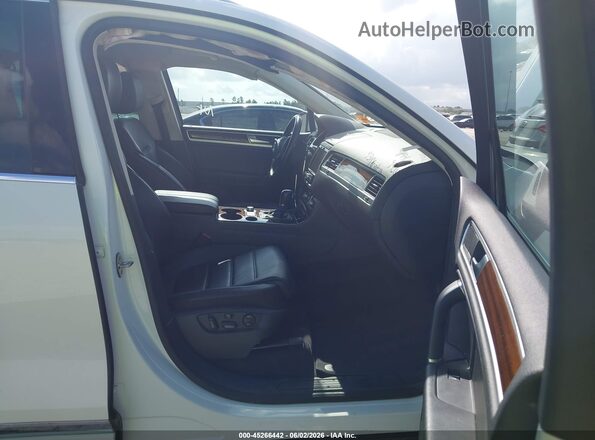 WVGEF9BP7GD001146 2016 VOLKSWAGEN TOUAREG White Սալոնի դիմացի տեսք