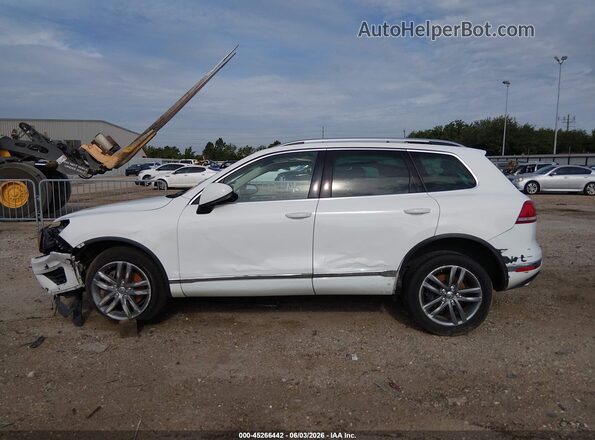 WVGEF9BP7GD001146 2016 VOLKSWAGEN TOUAREG White Սալոնի 360 աստիճան տեսք