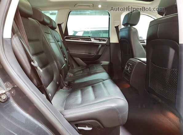 WVGEF9BP9GD011449 2016 VOLKSWAGEN TOUAREG Gray Vista interior trasera