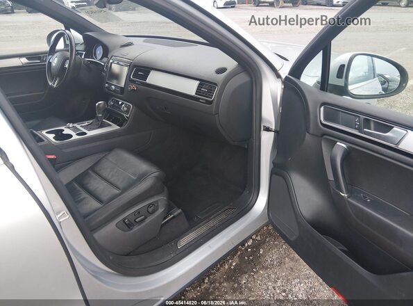 WVGRF7BP0HD004445 2017 VOLKSWAGEN TOUAREG Серый Вид салона спереди