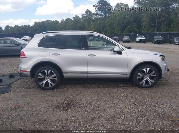 WVGRF7BP0HD004445 2017 VOLKSWAGEN TOUAREG Серый Вид задней части салона