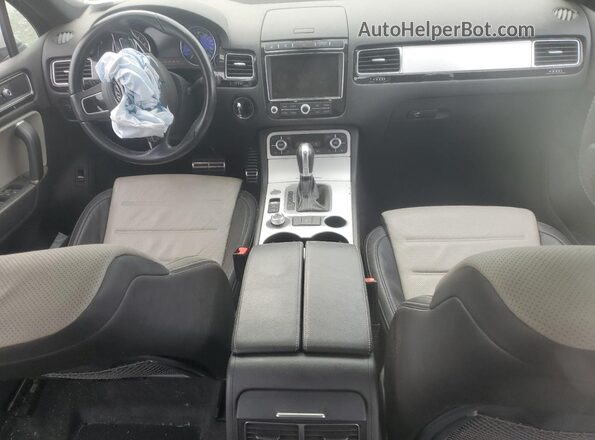 WVGRF7BP2HD001093 2017 VOLKSWAGEN TOUAREG Silver Vista del salpicadero