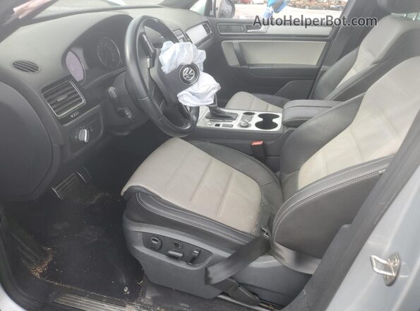 WVGRF7BP2HD001093 2017 VOLKSWAGEN TOUAREG Silver Vista interior delantera