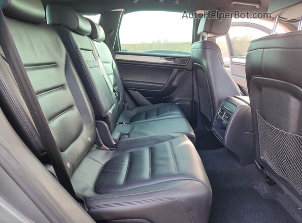 WVGRF7BP2HD001871 2017 VOLKSWAGEN TOUAREG Gray Rear interior view
