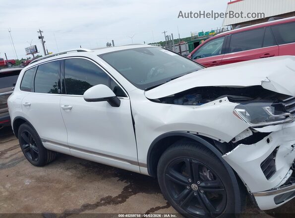 WVGRF7BP2HD006276 2017 VOLKSWAGEN TOUAREG White Սալոնի հետևի տեսք