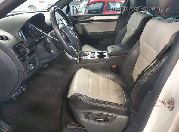 WVGRF7BP4HD001399 2017 VOLKSWAGEN TOUAREG White Вид салону спереду