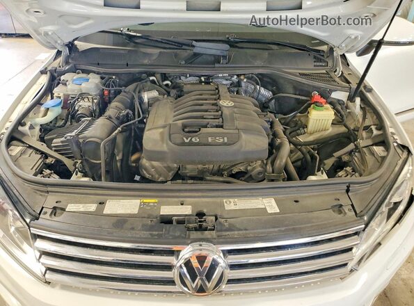 WVGRF7BP4HD001399 2017 VOLKSWAGEN TOUAREG White Вид задньої частини салону