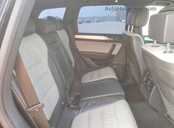 WVGRF7BP9HD001978 2017 VOLKSWAGEN TOUAREG Black Вид задніх сидінь