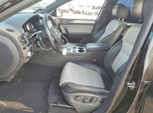 WVGRF7BP9HD001978 2017 VOLKSWAGEN TOUAREG Black Вид салону спереду