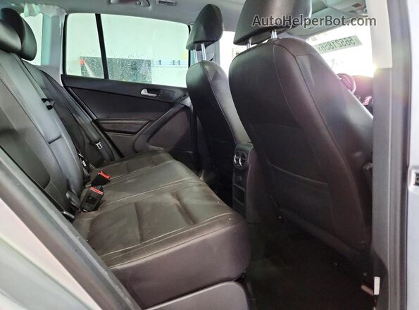 WVGRV7AX8HW508024 2017 VOLKSWAGEN TIGUAN Silver Սալոնի հետևի տեսք