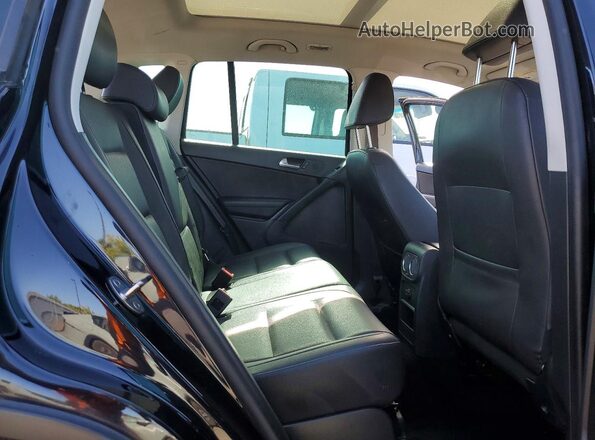 WVGRV7AX9HK019574 2017 VOLKSWAGEN TIGUAN Black Rear interior view