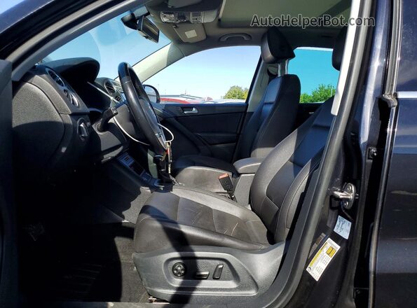 WVGRV7AX9HK019574 2017 VOLKSWAGEN TIGUAN Black Front interior view