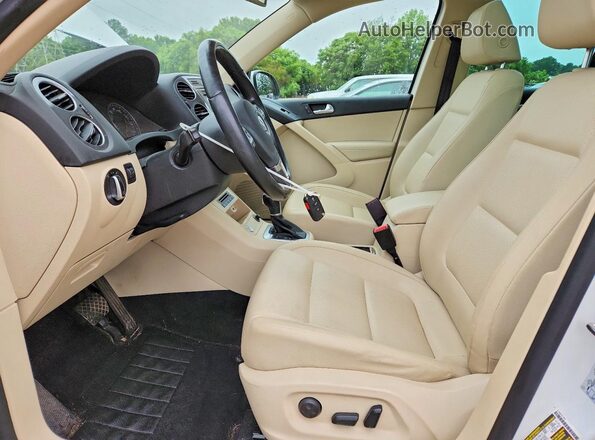 WVGSV7AX7HK005528 2017 VOLKSWAGEN TIGUAN White წინა სალონის ხედი