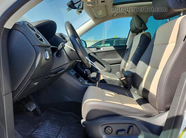 WVGTV7AX1HW505679 2017 VOLKSWAGEN TIGUAN White Front interior view