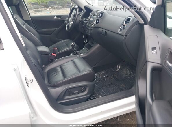 WVGUV7AX0HK031154 2017 VOLKSWAGEN TIGUAN Белый Вид салона спереди
