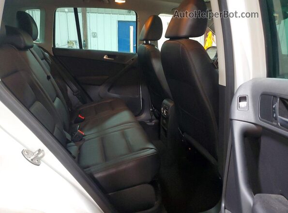 WVGUV7AX7HK022516 2017 VOLKSWAGEN TIGUAN White Rear interior view