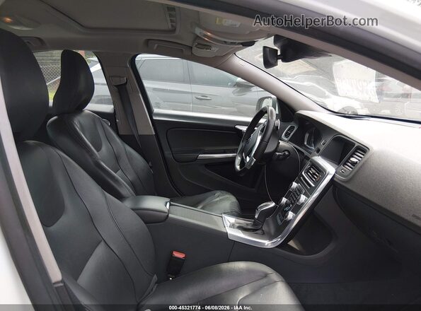 YV126MFK6G2412875 2016 VOLVO S60 Белый Вид салона спереди