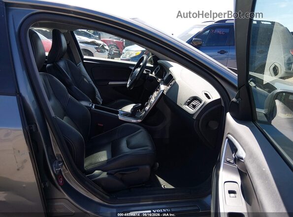 YV126MFL1H2425043 2017 VOLVO S60 Серебряный Вид салона спереди