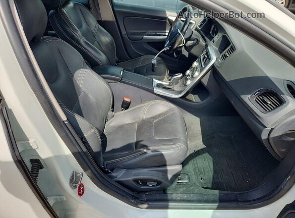 YV126MFL4J2452307 2018 VOLVO S60 White Вид салону спереду