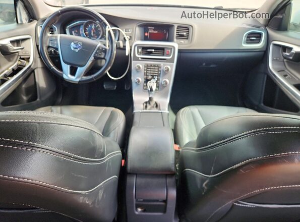 YV126MFL4J2452307 2018 VOLVO S60 White Вид панелі приладів