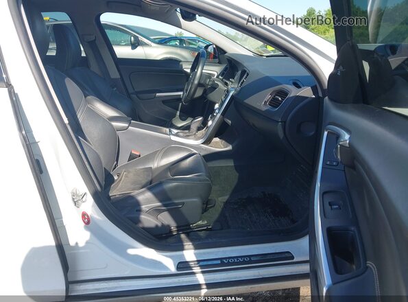YV126MFLXH2432539 2017 VOLVO S60 White Front interior view