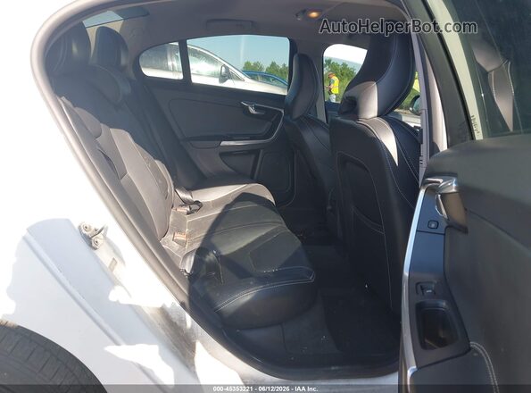YV126MFLXH2432539 2017 VOLVO S60 White VIN sticker view
