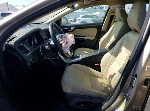 YV140MEK7H1373054 2017 VOLVO V60 Beige Widok wnętrza z przodu
