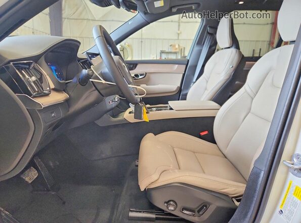 YV4062PF9T1526434 2026 VOLVO XC90 Белый Вид салона спереди