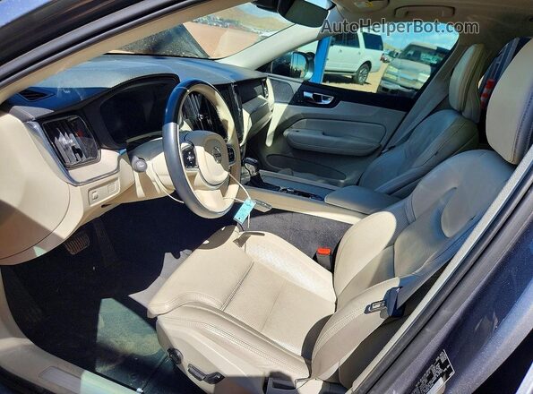 YV4102DL2M1854974 2021 VOLVO XC60 Gray Front interior view