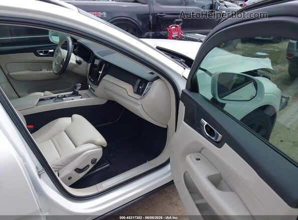 YV4102DL7L1549789 2020 VOLVO XC60 White Front interior view
