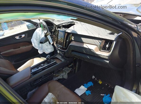 YV4102RK3M1845622 2021 VOLVO XC60 Blue Front interior view