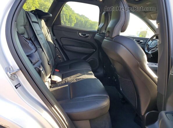YV4102RK7L1518025 2020 VOLVO XC60 Silver Widok wnętrza z tyłu
