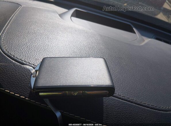 YV4102RL6J1088851 2018 VOLVO XC60 White Vista del salpicadero