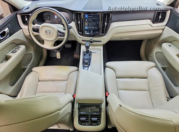 YV4102RL7J1091936 2018 VOLVO XC60 White Vista del salpicadero