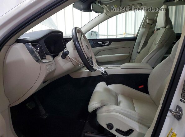 YV4102RL7M1855207 2021 VOLVO XC60 White Вид салону спереду