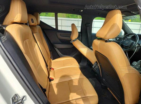 YV4162UK2K2123314 2019 VOLVO XC40 White Вид задньої частини салону