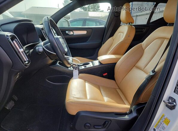 YV4162UK2K2123314 2019 VOLVO XC40 White Вид салону спереду