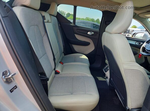 YV4162UK5L2181032 2020 VOLVO XC40 White 